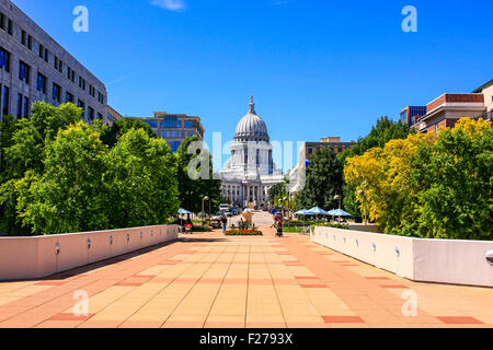 Das Wisconsin State Capiton Gebäude von Wisconsin Ave in Madison Stockfoto