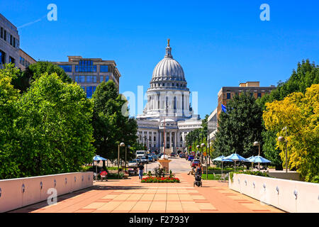 Das Wisconsin State Capiton Gebäude von Wisconsin Ave in Madison Stockfoto