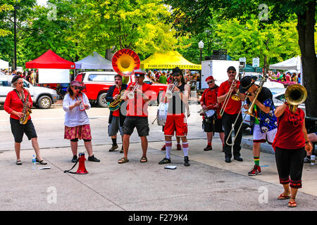 Alternative Jazzband spielt auf dem Samstag Bauernmarkt in Madison Wisconsin Stockfoto