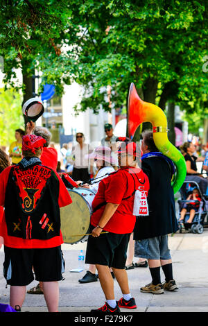 Alternative Jazzband spielt auf dem Samstag Bauernmarkt in Madison Wisconsin Stockfoto