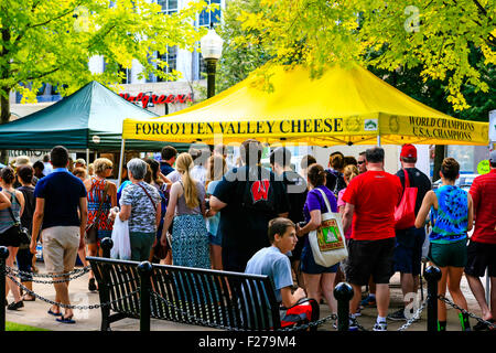 Am Samstag Bauernmarkt-Tag auf dem Platz in der Innenstadt von Madison, Wisconsin Stockfoto