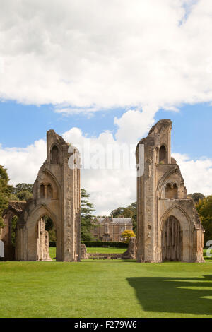 Ruinen der Abtei von Glastonbury, einem zerstörten mittelalterlichen 14. Jahrhundert Kloster Glastonbury Somerset England UK Stockfoto