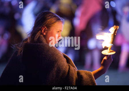 Gesicht des Mädchens wird während des Finales der Jorvik Viking Festival 2014 durch eine Fackel beleuchtet. Als die größte Wikingerfestival anerkannt Stockfoto