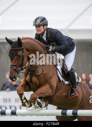 13. September 2015, Blair Atholl, Schottland.  Michael Jung [GER] FischerTakinou AA in Aktion während der Show Jumping-Phase am letzten Tag reiten.  Michael gewann sowohl die individuelle und Team-Goldmedaille. Die Longines FEI European Eventing Championships 2015 Blair Castle. Stockfoto