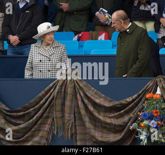 13. September 2015, Blair Atholl, Schottland.  Königin Elizabeth II und HRH The Duke of Edinburgh nehmen Platz für die endgültige Springsport-Sitzung. Die Longines FEI European Eventing Championships 2015 Blair Castle. Stockfoto