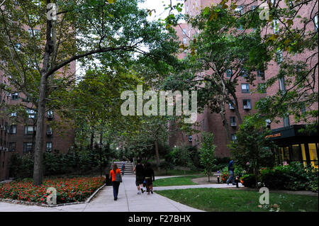 Stuyvesant Town Apartment und Landschaftsbau in New York City, New York. Gang durch die Anlage. Stockfoto