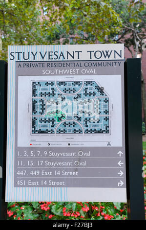 Stuyvesant Town Apartment und Landschaftsbau in New York City, New York. Gang durch die Anlage. Stockfoto