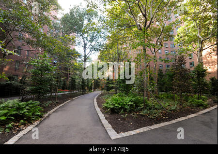 Stuyvesant Town Apartment und Landschaftsbau in New York City, New York. Gang durch die Anlage. Stockfoto