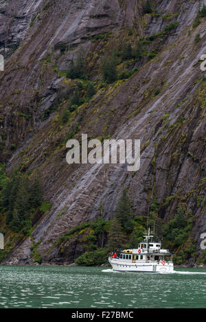 Schneegans, einem kleinen Kreuzfahrtschiff, in Fords Schrecken, einen eiszeitlichen Fjord in Southeast Alaska. Stockfoto