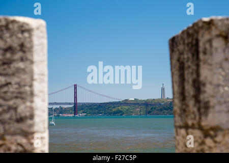 Blick vom Torre de Belem Turm auf den Tejo auf der Brücke Ponte 25 de Abril und Cristo Rei, Lissabon, Portugal Stockfoto