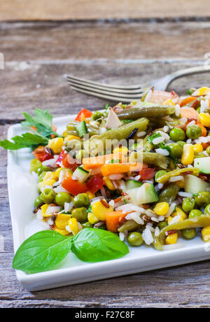 frischer Reissalat mit Gemüse auf weiße Tablett Stockfoto