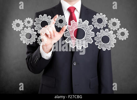 Geschäftsmann mit Zahnrädern, Konzept der gut organisierten Arbeitsprozess. Stockfoto