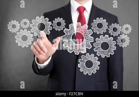 Geschäftsmann mit Zahnrädern, Konzept der gut organisierten Arbeitsprozess Stockfoto