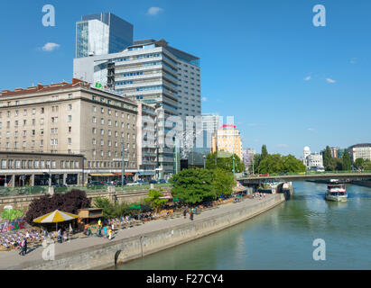 Wien – 31 Juli: Typische Landschaft von Wien im Herzen Europas, mit Booten auf der Donau am 31. Juli 2015 in Amsterdam Stockfoto