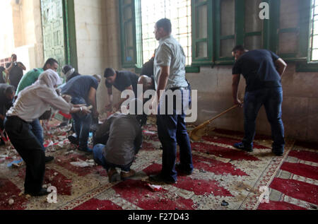 Jerusalem, Jerusalem, Palästina. 13. Sep, 2015. Palästinenser bereinigen Schmutz im Inneren der Al-Aqsa-Moschee in der Altstadt von Jerusalem nach Zusammenstößen auf dem Gelände zwischen Palästinensern und den israelischen Polizei, nur wenige Stunden vor dem Start das jüdische Neujahr, am 13. September 2015. Die Unruhen kam mit Spannungen läuft hoch nachdem israelische Verteidigung-Minister Moshe Yaalon letzte Woche die Murabitat (für Frauen verboten) und Murabitun Gruppen, die aus Ost-Jerusalem-Palästinenser und israelische Araber bestehen und die jüdischen Besucher die flüchtigen Al-Aqsa-Moschee-Komplex, konfrontieren als Isla Stockfoto