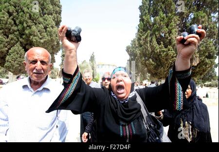 Jerusalem, Jerusalem, Palästina. 13. Sep, 2015. Eine Palästinenserin zeigt leere Tränengas Kanister, die von der israelischen Polizei bei Zusammenstößen mit Palästinensern, gefeuert wurde nur wenige Stunden vor dem Start das jüdische Neujahr, am 13. September 2015. Die Unruhen kam mit Spannungen läuft hoch nachdem israelische Verteidigung-Minister Moshe Yaalon letzte Woche die Murabitat (für Frauen verboten) und Murabitun Gruppen, die aus Ost-Jerusalem-Palästinenser und israelische Araber bestehen und die jüdischen Besucher die flüchtigen Al-Aqsa-Moschee-Komplex, konfrontieren als drittheiligste Heiligtum des Islam Stockfoto