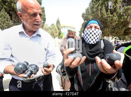 Jerusalem, Jerusalem, Palästina. 13. Sep, 2015. Eine Palästinenserin zeigt leere Tränengas Kanister, die von der israelischen Polizei bei Zusammenstößen mit Palästinensern, gefeuert wurde nur wenige Stunden vor dem Start das jüdische Neujahr, am 13. September 2015. Die Unruhen kam mit Spannungen läuft hoch nachdem israelische Verteidigung-Minister Moshe Yaalon letzte Woche die Murabitat (für Frauen verboten) und Murabitun Gruppen, die aus Ost-Jerusalem-Palästinenser und israelische Araber bestehen und die jüdischen Besucher die flüchtigen Al-Aqsa-Moschee-Komplex, konfrontieren als drittheiligste Heiligtum des Islam Stockfoto