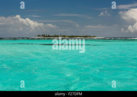 Türkisfarbenes Meer und eine winzige Insel, Tobago Cays Marine Park, Grenadinen, Karibik Stockfoto