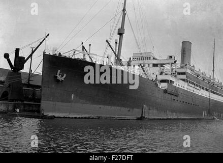 AJAXNETPHOTO. - 1936-1938 CA. SOUTHAMPTON, ENGLAND. -ROYAL MAIL STEAMSHIP LINER ARLANZA VERTÄUT IM HAFEN. SCHIFF WURDE IM JAHRE 1938 FÜR SCHROTT GESCHICKT. ALS KÖNIGLICHE MARINE HÄNDLER CRUISER 1915-1920 BEWAFFNET. FOTO: AJAX VINTAGE BILD BIBLIOTHEK REF: EPS023 1 Stockfoto