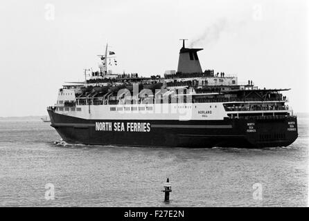 AJAXNETPHOTO. 26. APRIL1982. PORTSMOUTH, ENGLAND - FALKLAND TRUPPENTRANSPORTER. NORTH SEA FERRIES NORLAND SEGEL FÜR DEN SÜDLICHEN ATLANTIK FOTO: JONATHAN EASTLAND/AJAX REF: 822604 17 Stockfoto