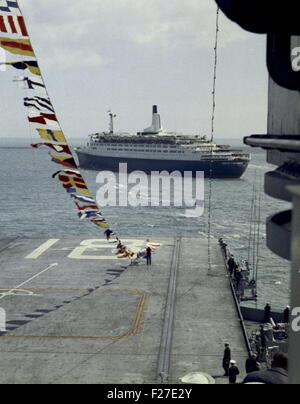 AJAXNETPHOTO 16. MAI 1969. SPITHEAD, ENGLAND.  -CUNARD PASSENGER LINER QE2 STIEHLT ALLEN DIE SHOW - BILD VON SPITHEAD VOM DECK DER USS WASP, WÄHREND DIE KÖNIGLICHE ÜBERPRÜFUNG DER 61 KRIEGSSCHIFFE DER ZWÖLF EINEM (NORTH ATLANTIC TREATY ORGANISATION) LÄNDER DURCH HM KÖNIGIN ELIZABETH II. BEGANN DIE ROYAL YACHT BRITANNIA.  FOTO: JONATHAN EASTLAND/AJAX REF: NATO REV 69 Stockfoto