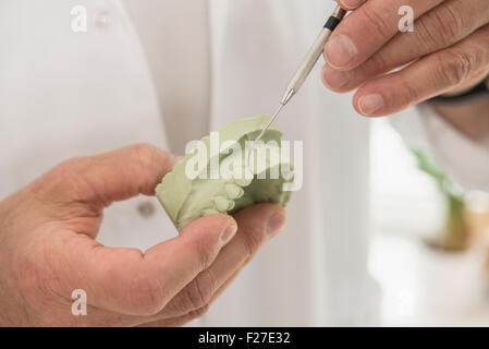 Zahnarzt-Hand zeigt ein Modell der Zähne mit Dentalgeräte, München, Bayern, Deutschland Stockfoto