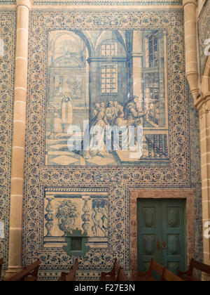 Blau und Whte Fliesen auf der Wand der Kirche des Hl. Johannes der Evangelist Stockfoto