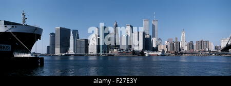 AJAXNETPHOTO. 1990. NEW YORK, NEW YORK, USA. - LOWER MANHATTAN SKYLINE - VON BROOKLYN ÜBER DEN EAST RIVER IN RICHTUNG SOUTH STREET SEAPORT MUSEUM; TWIN WORLD TRADE CENTRE TOWERS CENTER RECHTS, RATHAUS GANZ RECHTS. FOTO: RICK GODLEY/AJAX REF:1990 2 02 Stockfoto