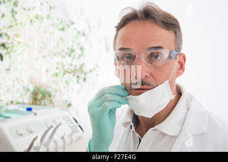 Porträt des Zahnarztes mit Schutzmaske und Schutzbrille, München, Bayern, Deutschland Stockfoto