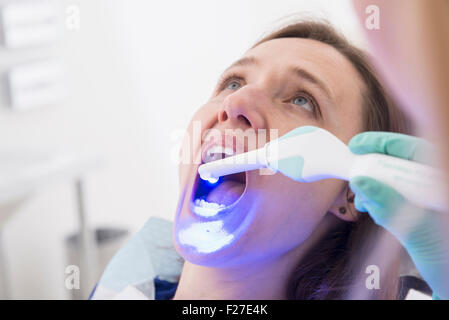 Frau empfangen Zahnfüllung Trocknungsvorgangs, München, Bayern, Deutschland Stockfoto
