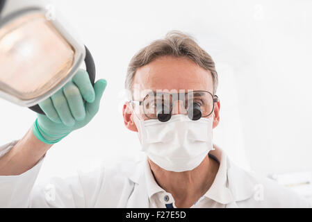 Nahaufnahme des männlichen Zahnarzt tragen Lupen auf Brillen, München, Bayern, Deutschland Stockfoto