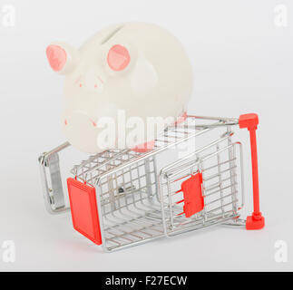 Sparschwein auf Einkaufswagen Stockfoto