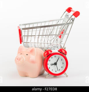 Sparschwein, Uhr und Warenkorb Stockfoto