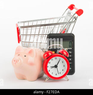 Sparschwein, Taschenrechner und Warenkorb Stockfoto