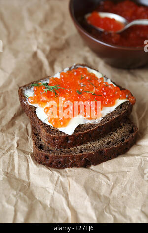 Sandwich mit Butter und Kaviar auf einer Serviette, Essen Stockfoto