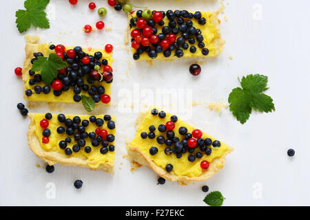 kleine Scheibe der Sommer Beere Torte, Torte Draufsicht Stockfoto