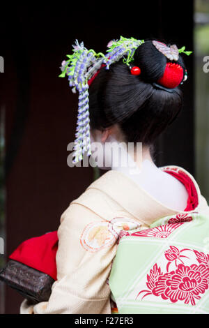 Rückseite einer Maiko in Gion, Kyoto, Japan Stockfoto