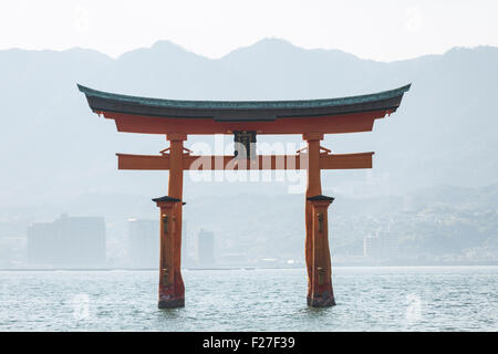 Itsukushima-Schrein Torii-Tor an den hohen Gezeiten. Miyajima, Hatsukaichi, Hiroshima-Präfektur, Japan. Stockfoto