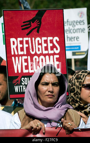 Tausende marschieren durch die Straßen von London in Solidarität mit den Flüchtlingskrise 15. September 2015 beitreten. Stockfoto