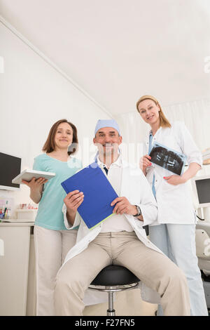 Porträt von männlichen Zahnarzt mit seinem Ärzteteam, München, Bayern, Deutschland Stockfoto