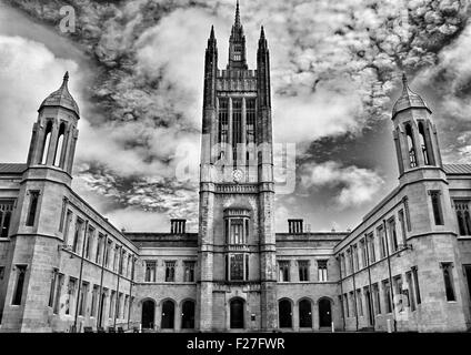 Marischal College Aberdeen Scotland Rates dunkel launisch Wolken Türmchen Uhrturm Hof Tür weisen Stockfoto