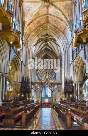 Der Chor in der Kathedrale von Worcester mit Blick auf das Kirchenschiff, Worcester, Worcestershire, England, UK Stockfoto