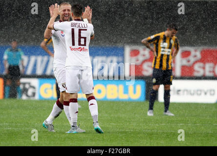 Italien, Verona: Torinos Mittelfeldspieler Daniele Baselli feiert nach einem Tor mit Teamkollegen Torino Verteidiger Kamil Glik während der italienischen Serie A-Fußballspiel zwischen Hellas Verona FC V Torino FC Stadium Bentegodi, am 13. September 2015 in Verona Stockfoto