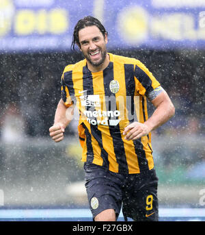 Italien, Verona: Hellas Verona vorwärts Luca Toni feiert nach Tor von Torinos Verteidiger Gaston Silva in die italienische Serie A Fußballspiel zwischen Hellas Verona FC V Torino FC Stadium Bentegodi, am 13. September 2015 in Verona Stockfoto