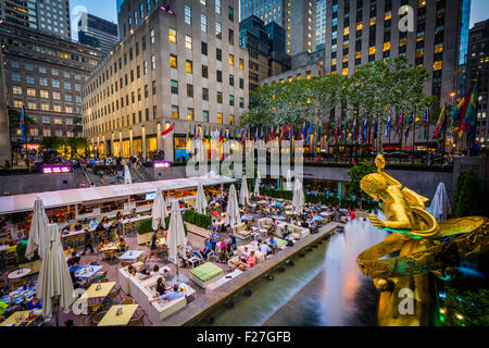 Ansicht der Rockefeller Plaza, in Midtown Manhattan, New York. Stockfoto