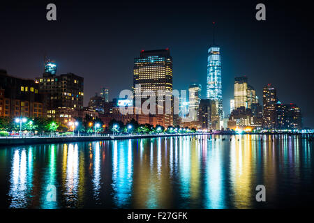 Blick auf Lower Manhattan von Pier 34 in der Nacht, im Hudson River Park, Manhattan, New York. Stockfoto