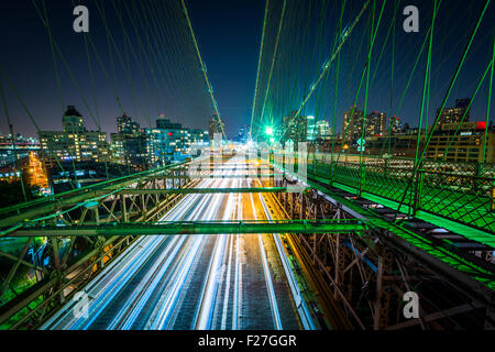 Verkehr auf der Brooklyn Bridge bei Nacht, in Brooklyn, New York. Stockfoto