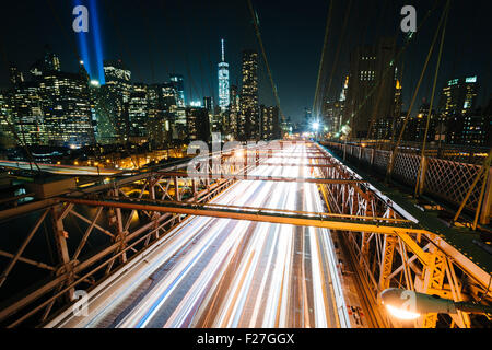 Verkehr auf der Brooklyn Bridge bei Nacht, in Brooklyn, New York. Stockfoto