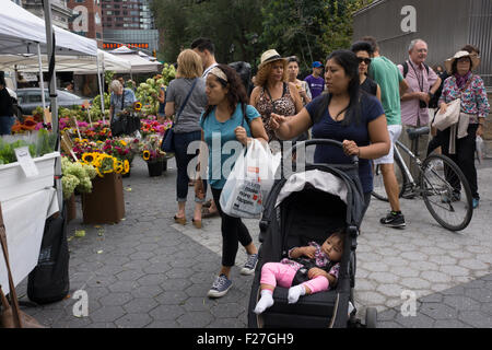 Die Menge an Manhattans Union Square Greenmarket an einem Samstagnachmittag im Sommer. Stockfoto