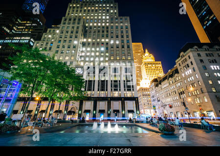 Wolkenkratzer in Midtown Manhattan in der Nacht in New York. Stockfoto